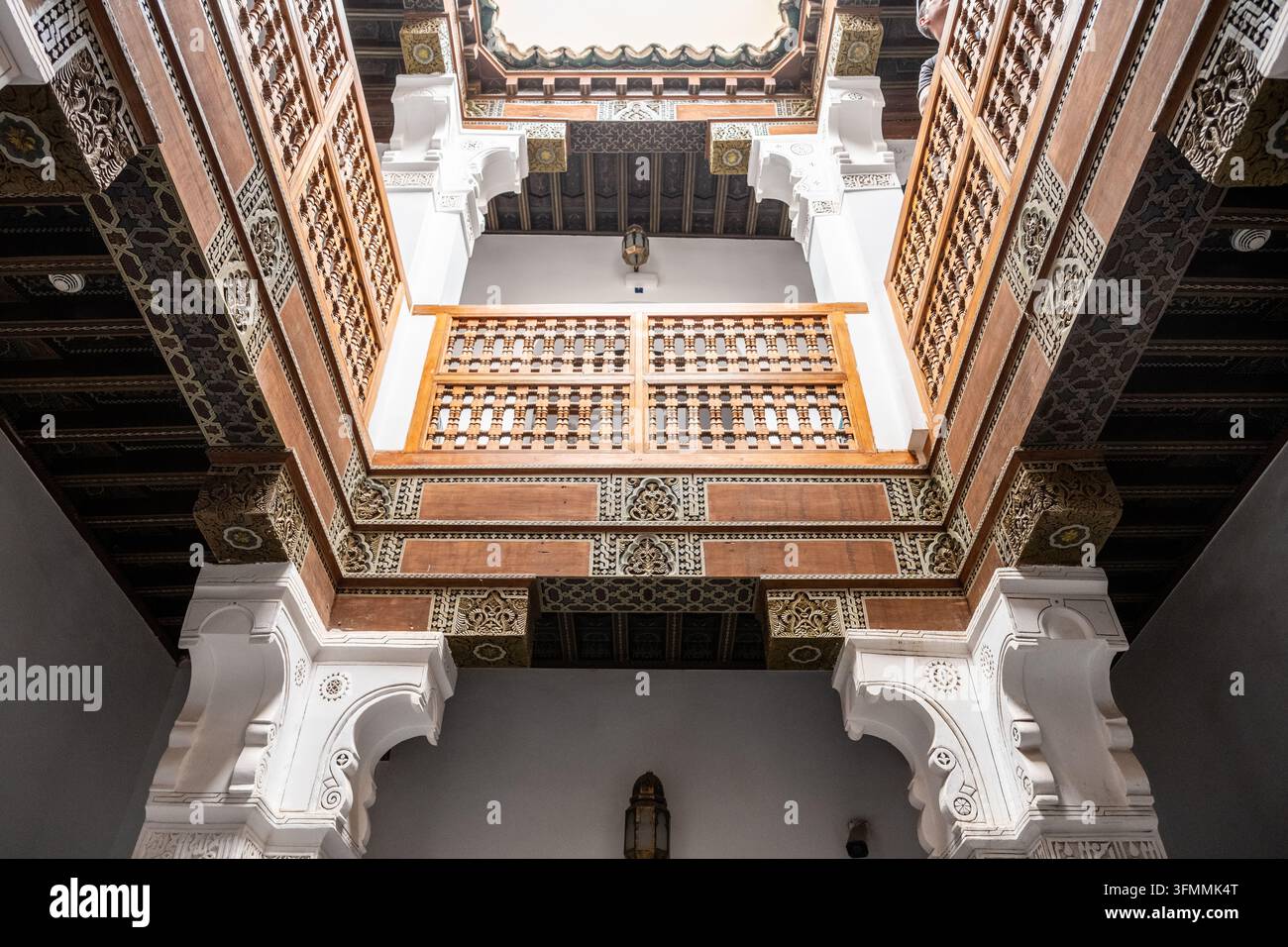 La madrasa Ben Youssef montre des salles d'étudiants avec une architecture traditionnelle. La vue regarde vers le haut des rampes en bois et des murs décoratifs. L'espace historique fait partie de la culture d'apprentissage marocaine. Banque D'Images