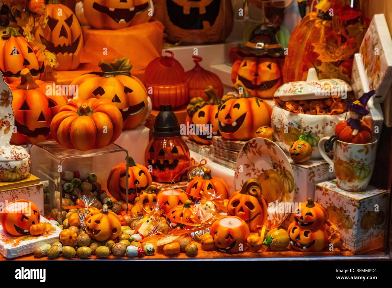 Lanternes de citrouille d'Halloween traditionnelles colorées et souvenirs exposés dans une boutique locale à Venise, en Italie Banque D'Images