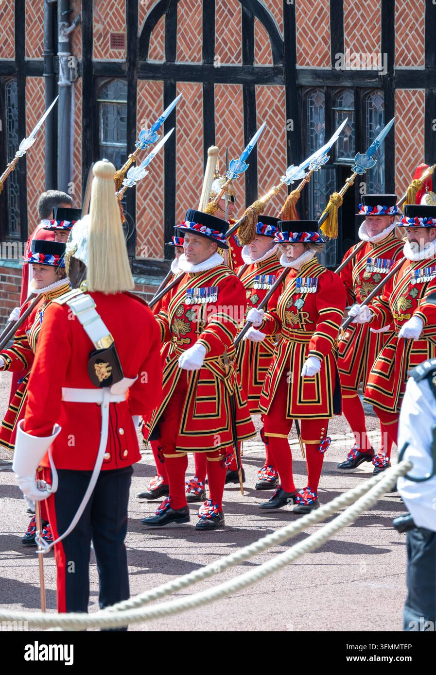 Les Yeomen of the Guard (Beefeaters) lors du service annuel de l'Ordre de la Jarretière au château de Windsor, Berkshire, Angleterre Banque D'Images