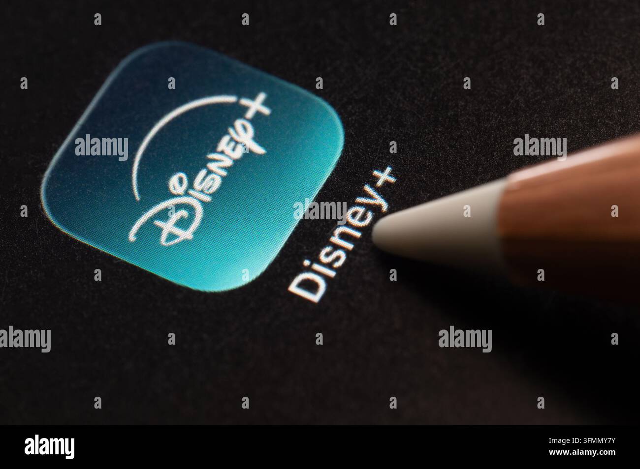 New York, États-Unis - 4 septembre 2026 : Appui de presse sur l'application mobile Disney Plus sur un écran fond noir en pixels, vue macro en gros plan Banque D'Images
