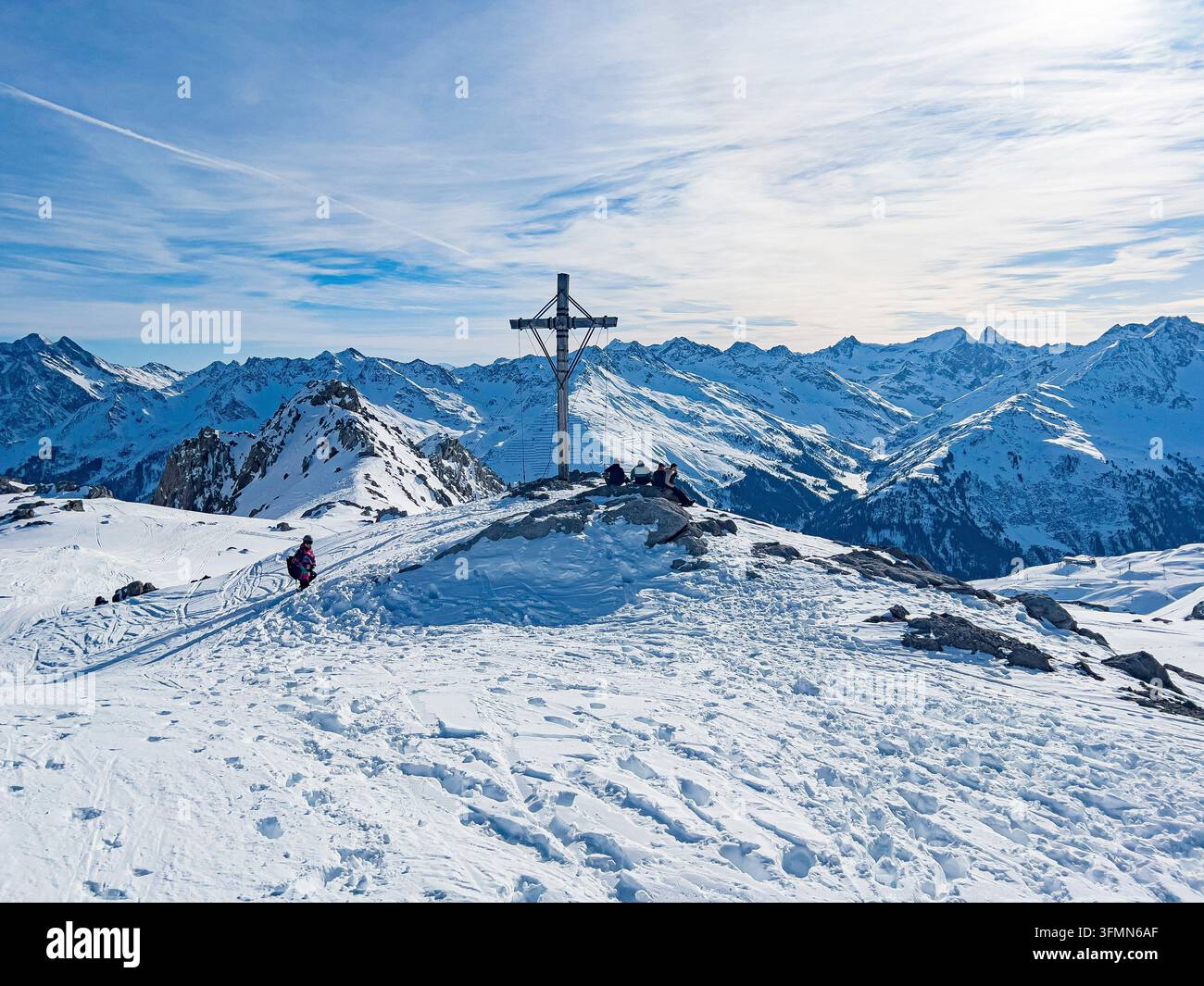 Croix sommitale au Schindlergrat, Station de ski Ski Arlberg, Autriche Banque D'Images