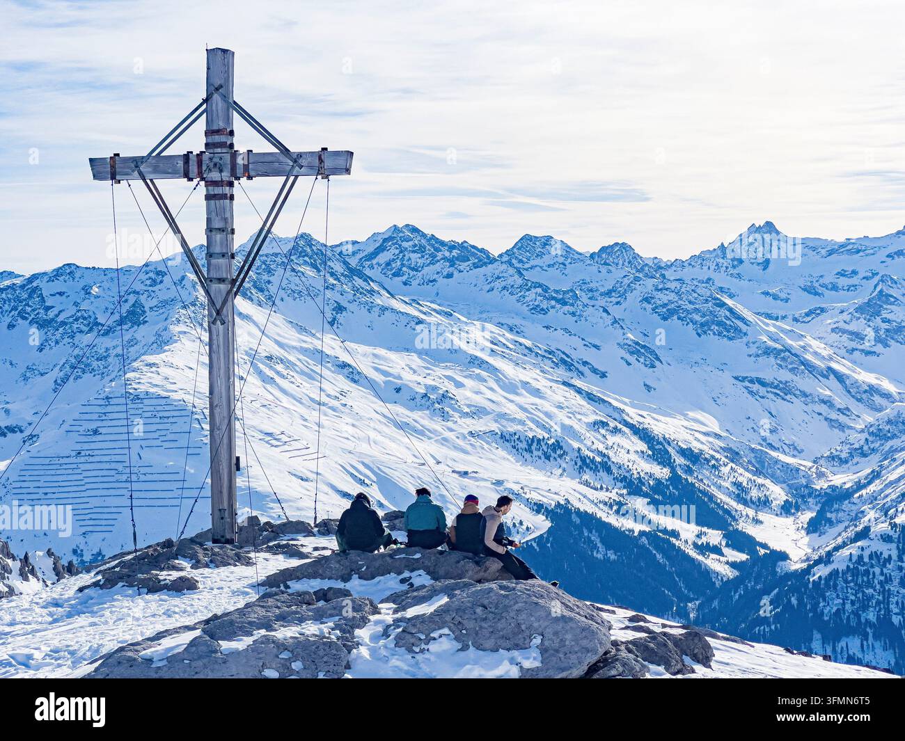 Croix sommitale au Schindlergrat, Station de ski Ski Arlberg, Autriche Banque D'Images