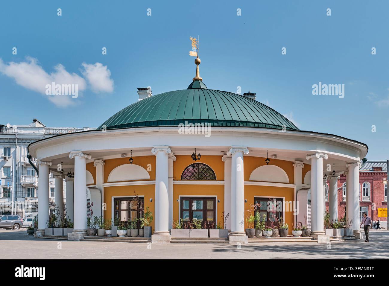 Yaroslavl, Russie – 14 mai 2026 : Rotonde historique de Gostiny Dvor, 1813. Monument d’architecture classiciste, ancienne galerie commerciale transformée en restaurant. Banque D'Images