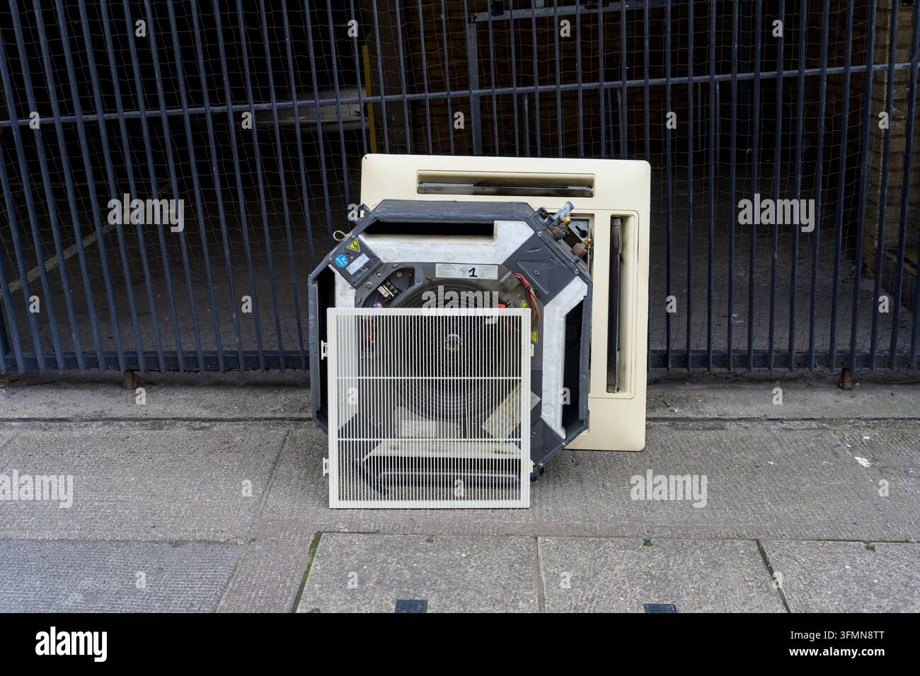 Une unité de climatisation usée retirée d'un bureau et placée sur un trottoir, Écosse, Royaume-Uni Banque D'Images