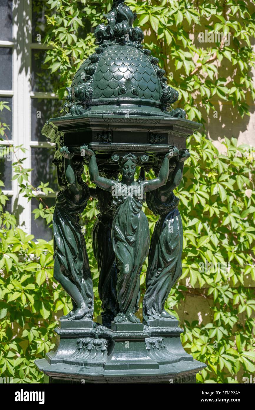 France. Paris. 3e arrondissement. Le Marais. Rue Madame de Sévigné. Musée Carnavalet. Fontaine Wallace dans la Cour de la Victoire. Banque D'Images