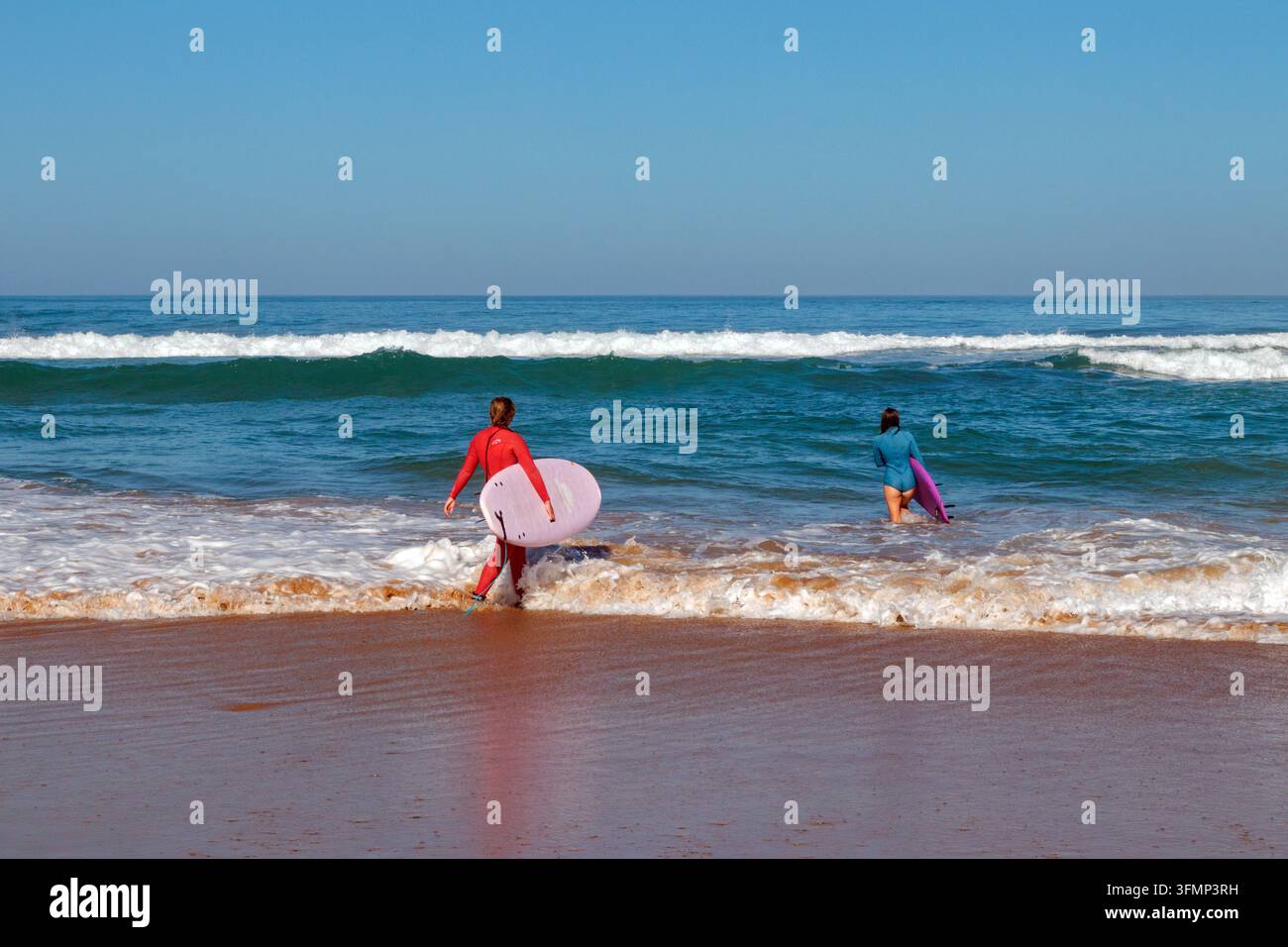 Session de surf sur la côte basque, plage d’Uhabia à Bidart. Pyrénées-Atlantiques, France Banque D'Images