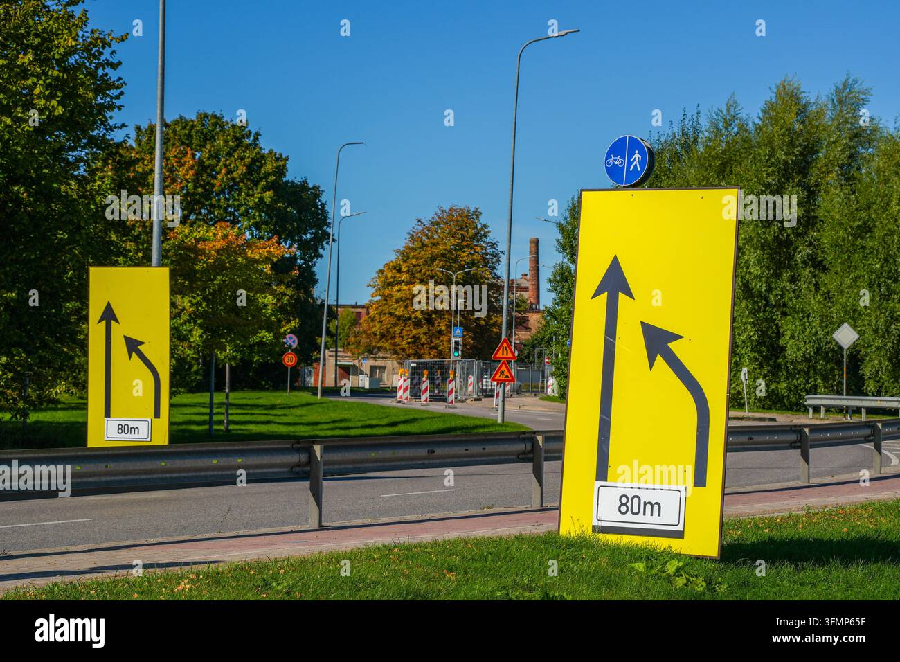 Panneaux de signalisation jaune temporaires indiquant un changement de voie à venir pendant les travaux de construction routière urbaine Banque D'Images