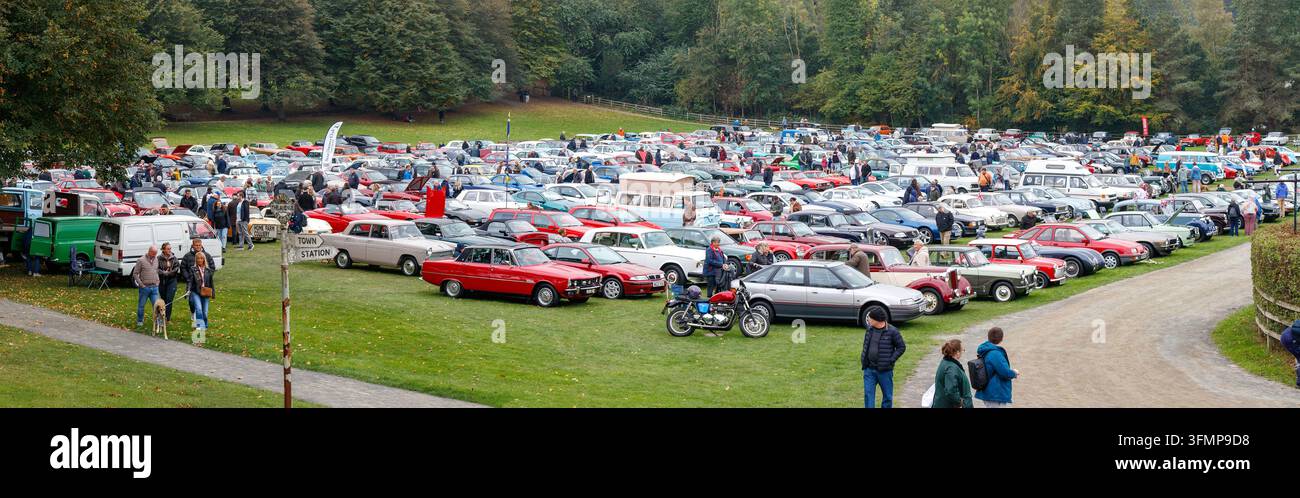 Panorama grand angle de visiteurs et véhicules vintage lors d'un rassemblement NECPWA en plein air avec des voitures classiques garées sur un champ au musée Beamish Banque D'Images