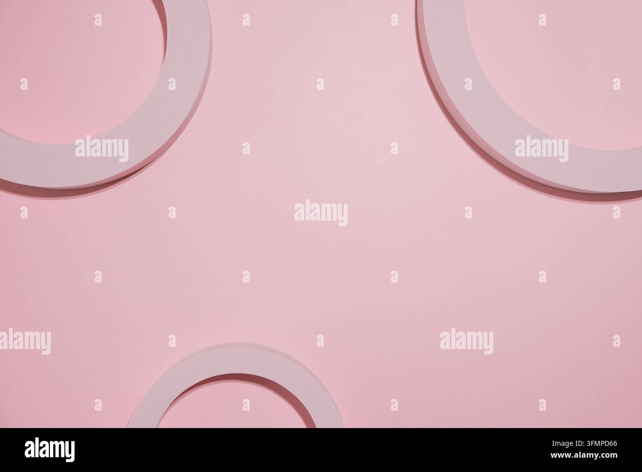 Composition géométrique rose abstraite avec formes circulaires superposées et ombres douces sur un fond pastel, arrière-plan de design moderne minimaliste Banque D'Images