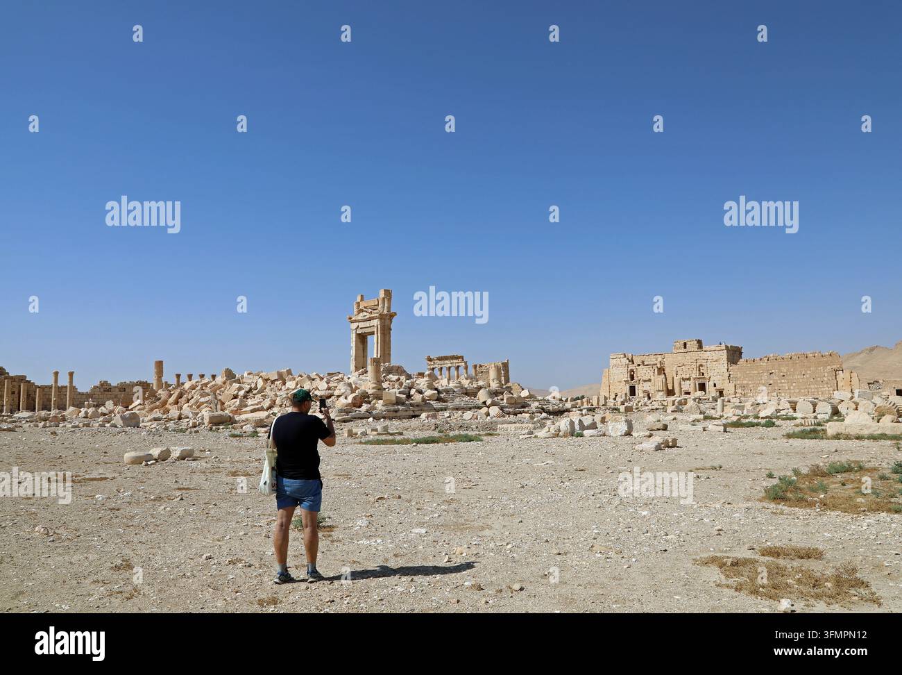 Touriste dans les ruines du temple de Bel à Palmyre Banque D'Images