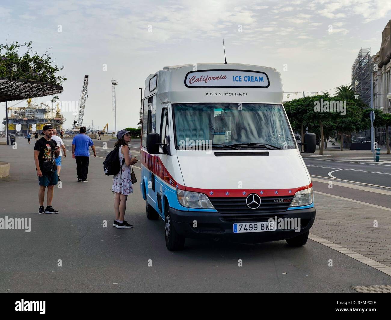 Camionnette Mercedes Benz Sprinter 208CDI de première génération garée sur une promenade à Santa Cruz de Tenerife, Espagne. Banque D'Images