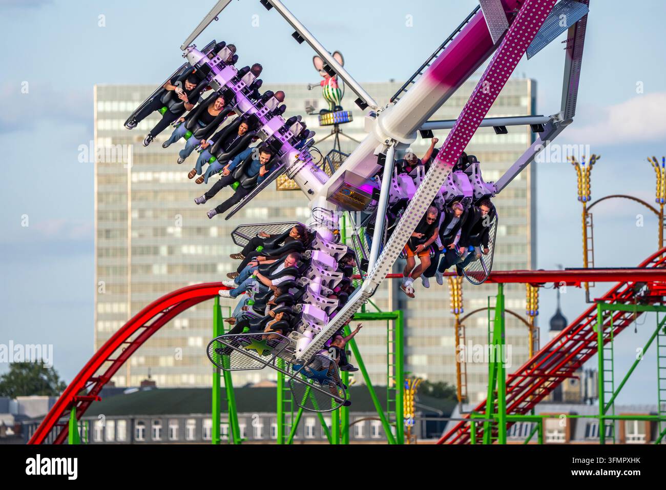 Rheinkirmes dans les Rheinwiesen à Düsseldorf-Oberkassel, le manège ‚Infinity‘ – à 65 mètres de haut, la balançoire mobile la plus haute du monde – Dreische Banque D'Images