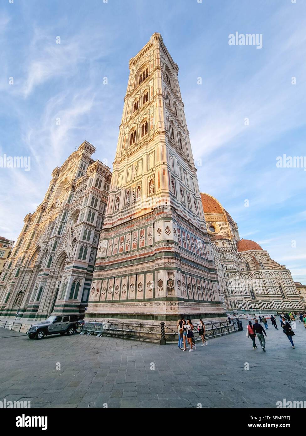 Florence, Italie-10.05.2024 : le Campanile de Giotto et la cathédrale Santa Maria del Fiore au coucher du soleil Banque D'Images