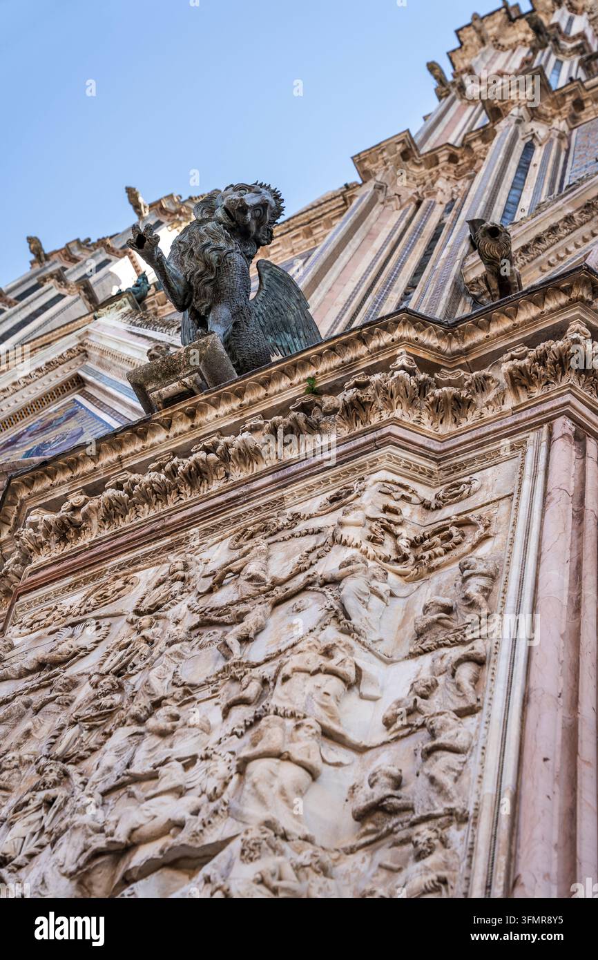 Lion en bronze représentant saint Marc sur la façade de la cathédrale d'Orvieto, attribué à Lorenzo Maitani, Orvieto, Ombrie, Italie Banque D'Images