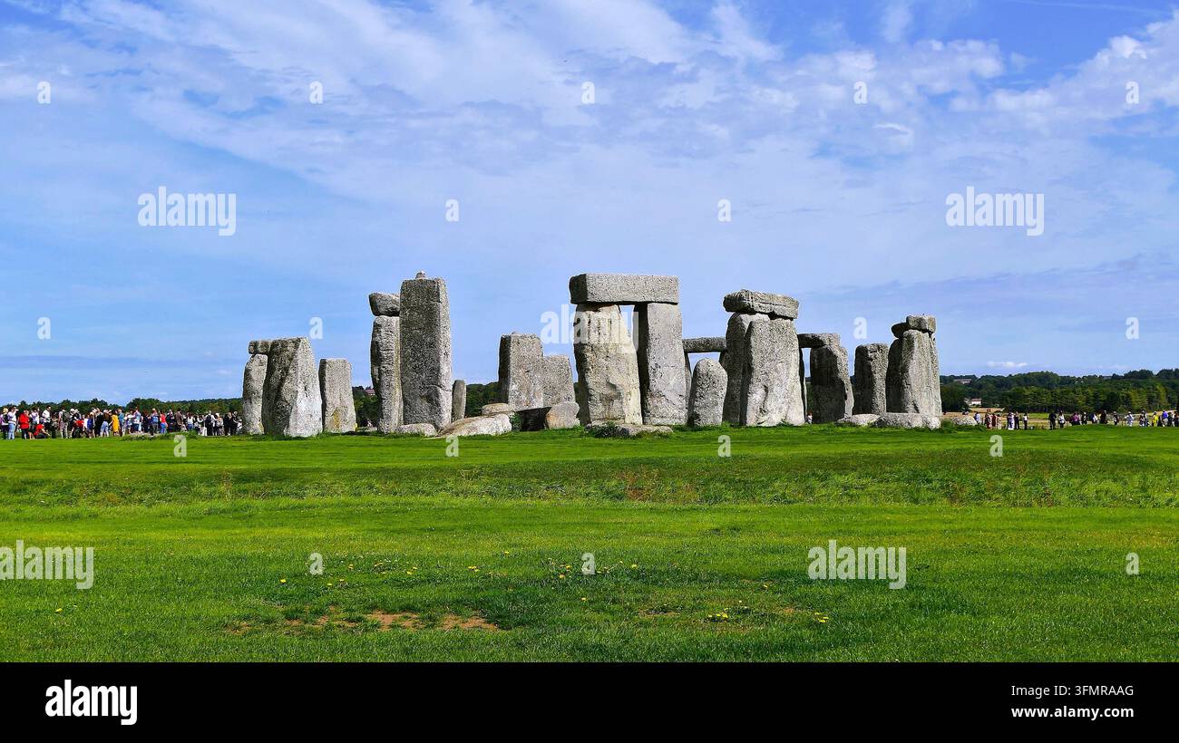 Un groupe de touristes au célèbre complexe mégalithique préhistorique de Stonehenge dans le Wiltshire, Royaume-Uni Banque D'Images