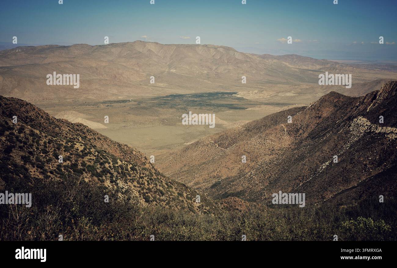 Vue panoramique à angle élevé surplombant les parois abruptes du canyon jusqu'au vaste sol du désert d'Anza-Borrego Banque D'Images