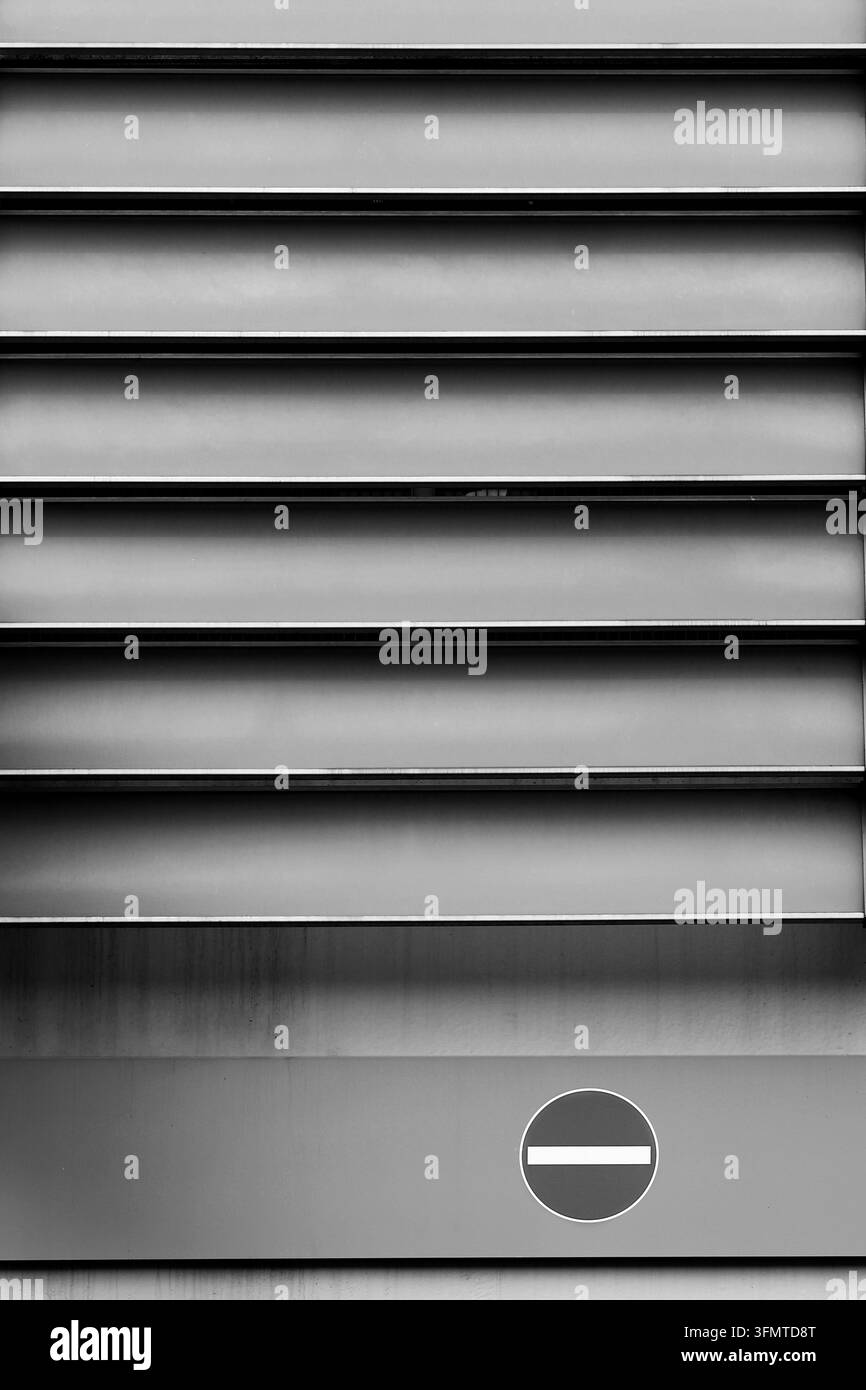 Arrière-plan architectural urbain abstrait mettant en vedette des bouches d’aération métalliques argentées et un panneau de signalisation ‚Interdit d’entrée‘ Banque D'Images
