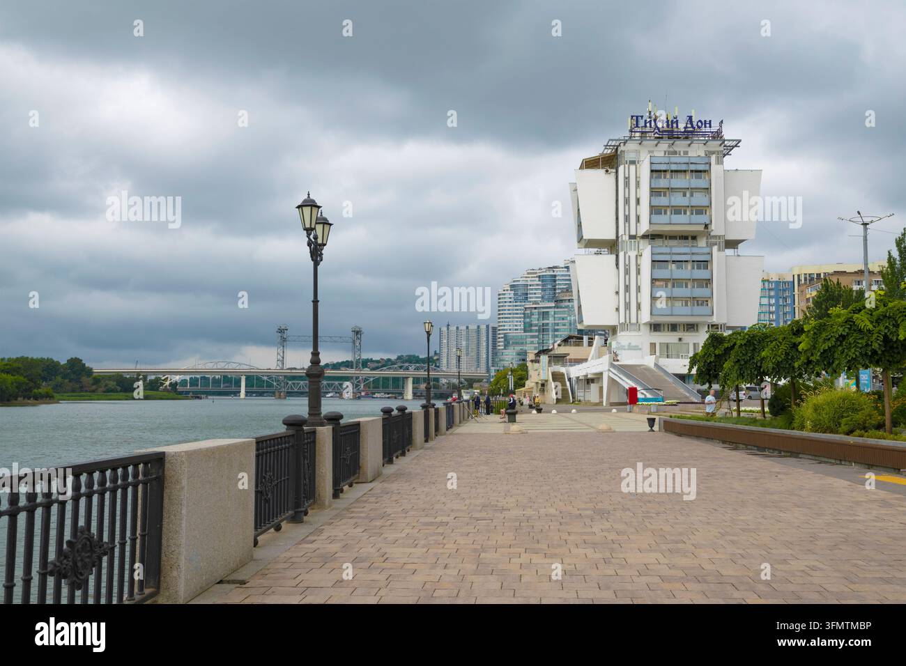 ROSTOV-SUR-DON, RUSSIE - 5 JUILLET 2026 : Vue de la digue de la ville par un matin nuageux de juillet. Rostov-sur-le-Don Banque D'Images