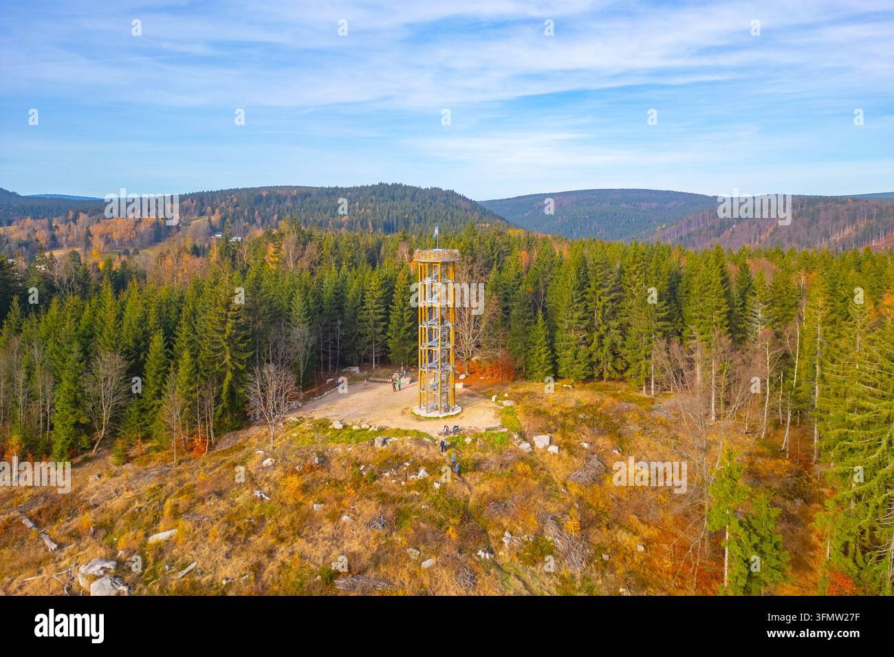 Vue aérienne de la tour d'observation Svetly vrch entourée d'une forêt de conifères dense avec un feuillage automnal à Albrechtice v Jizerskych horach, Liberecky Banque D'Images