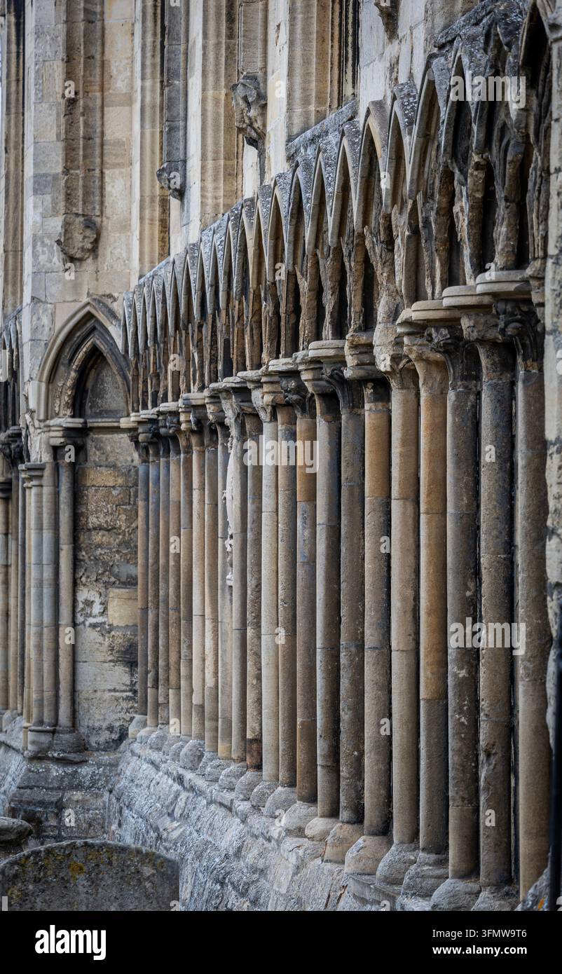 Range d'arches en pierre d'église Banque D'Images