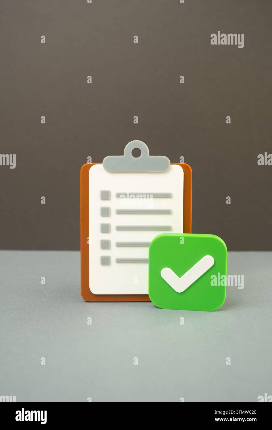 Tablette en papier et coche de validation. Test réussi, autorisation accordée. Documents en ordre. Vérification de conformité, certification et examen réussi Banque D'Images