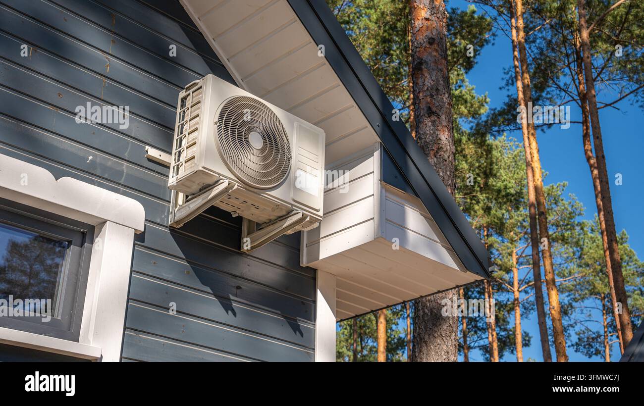 Climatiseur dans une cabane touristique en forêt Banque D'Images