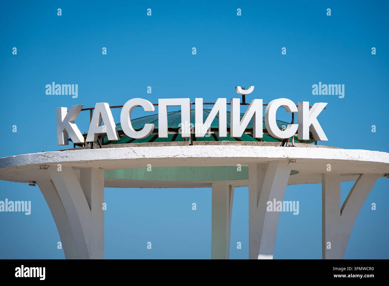 Panneau indiquant le nom de la ville de Kaspiysk, une station balnéaire russe située sur les rives de la mer Caspienne Banque D'Images