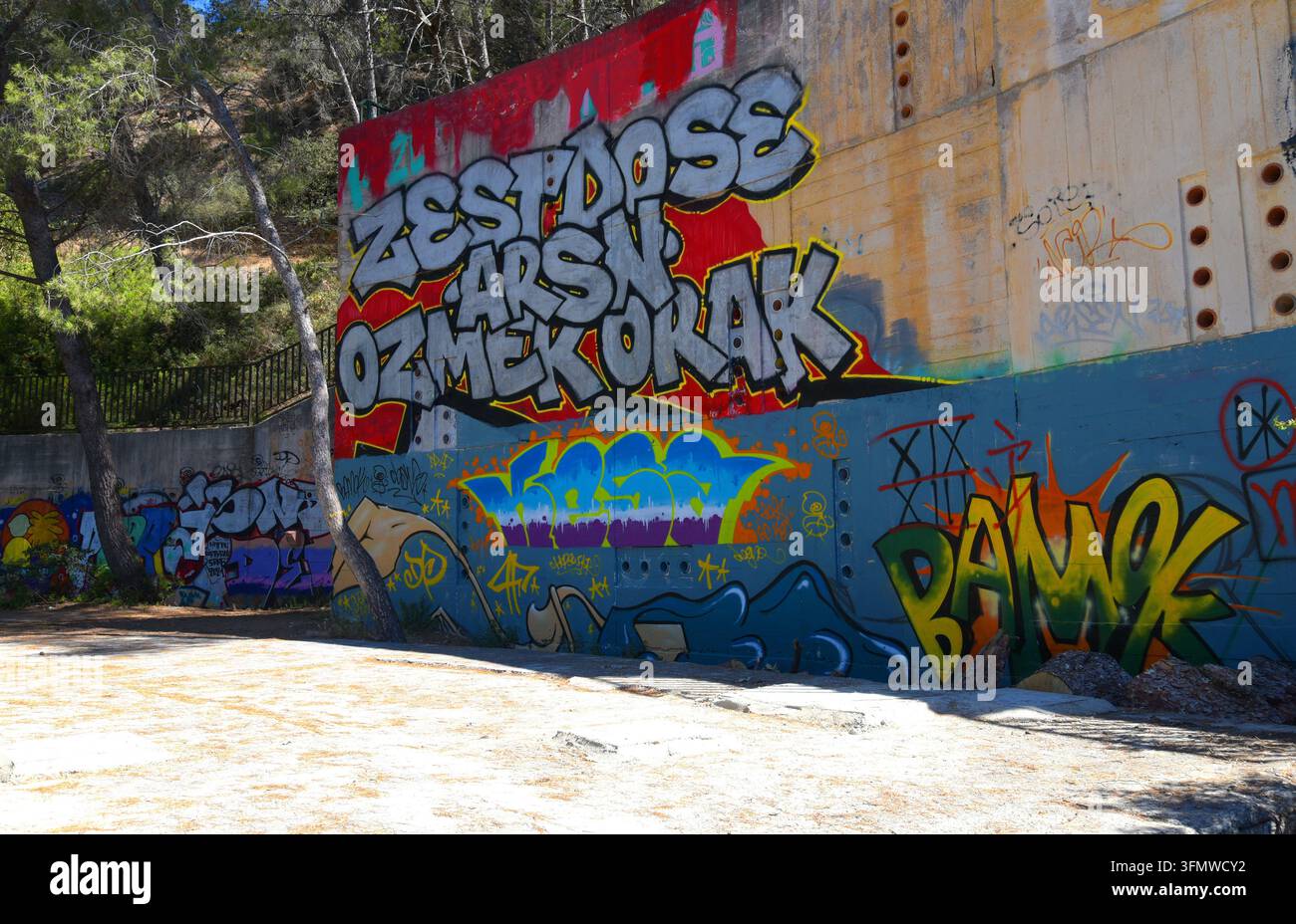 Mur couvert de graffitis à Monaco Beach à Le Pradet. Banque D'Images