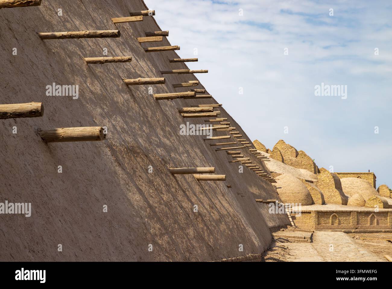 Les murs de l'Ichan Kala, la vieille ville de Khiva, en Ouzbékistan. Des tombes peuvent être vues intégrées dans le mur du côté droit de la photo Banque D'Images