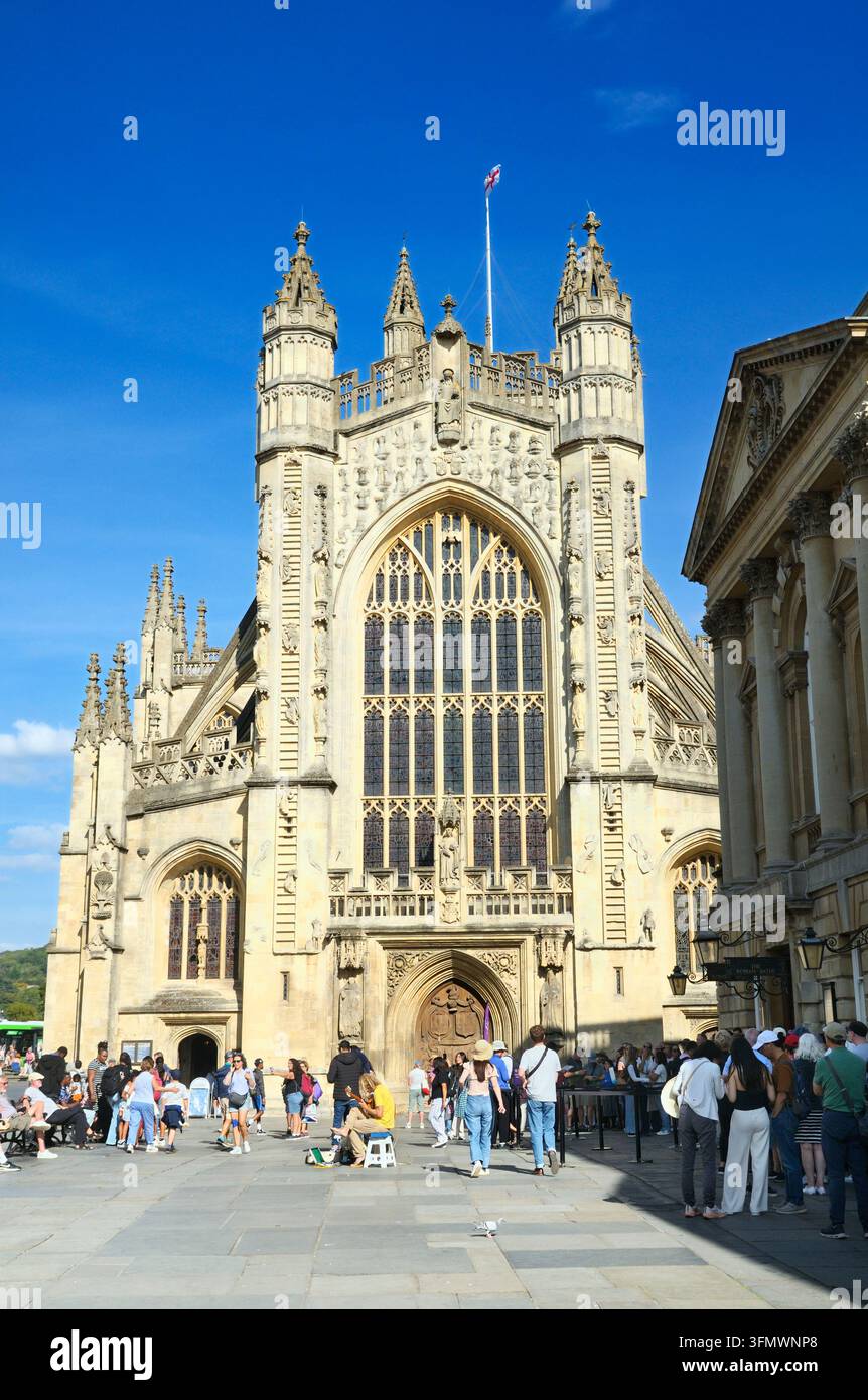 Touristes devant la célèbre façade ouest de l'abbaye de Bath dans le cimetière de l'abbaye dans le centre historique de la ville de Bath, Somerset, Angleterre UK. Gothique perpendiculaire Banque D'Images