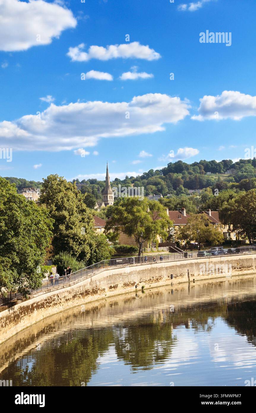 Vue du pont North Parade sur la rivière Avon et le sentier du canal Kennet et Avon en direction du clocher de l'église paroissiale Saint-Matthieu / St Matt's Widcombe Bath Somerset Royaume-Uni Banque D'Images