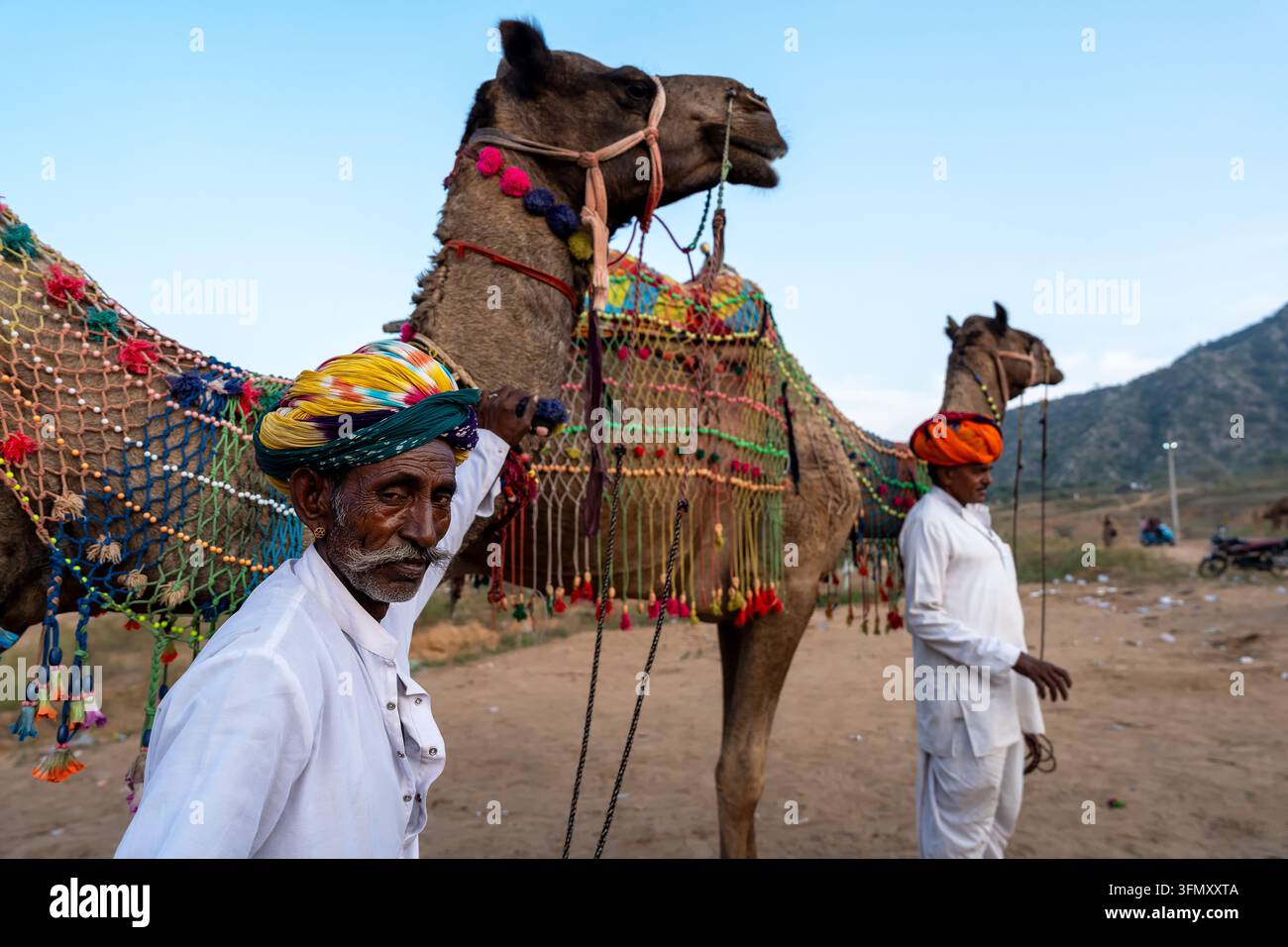 Deux gardiens de chameaux pendant le festival du marché des chameaux Pushkar Mela Banque D'Images