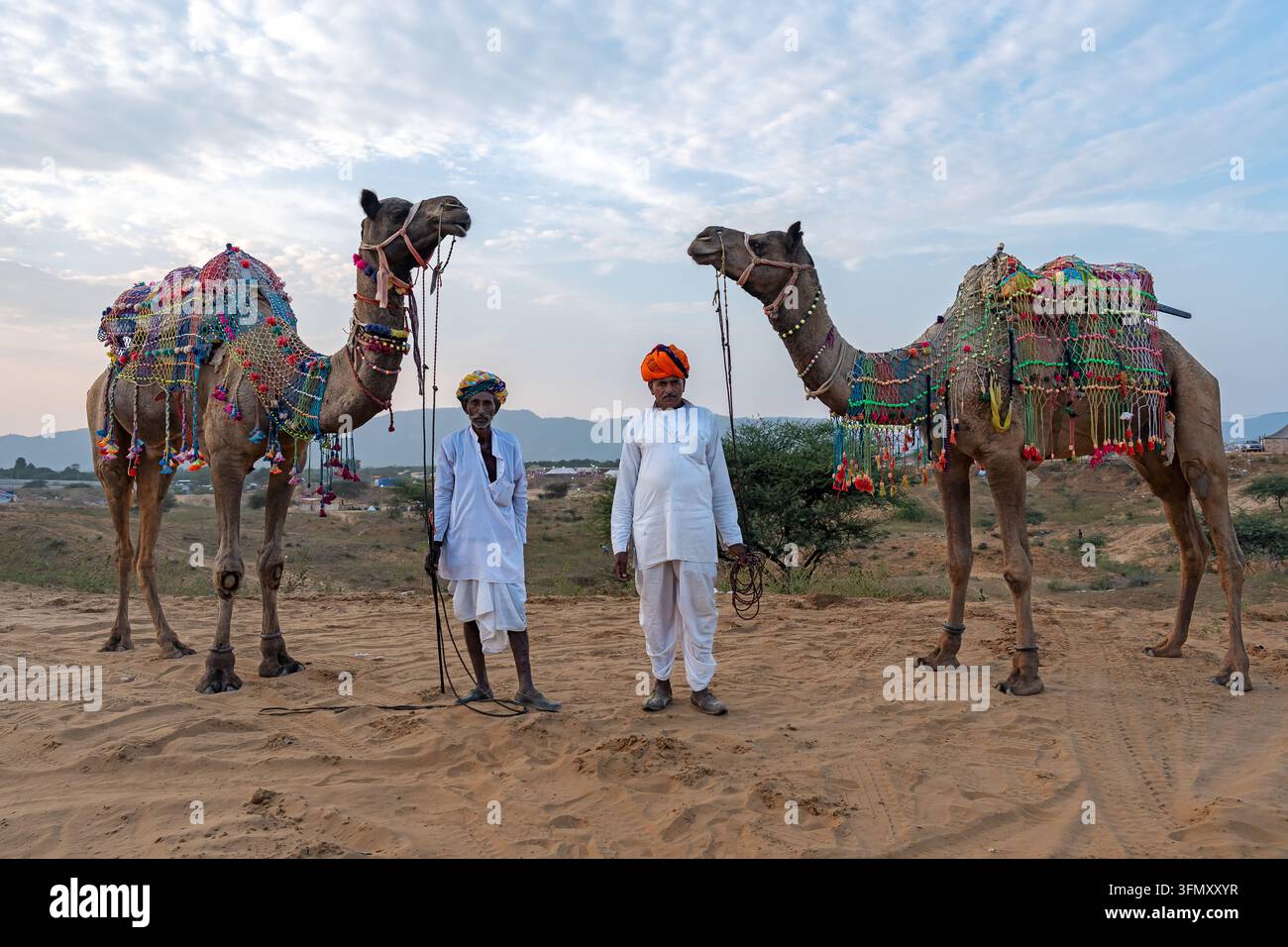 Deux gardiens de chameaux pendant le festival du marché des chameaux Pushkar Mela Banque D'Images