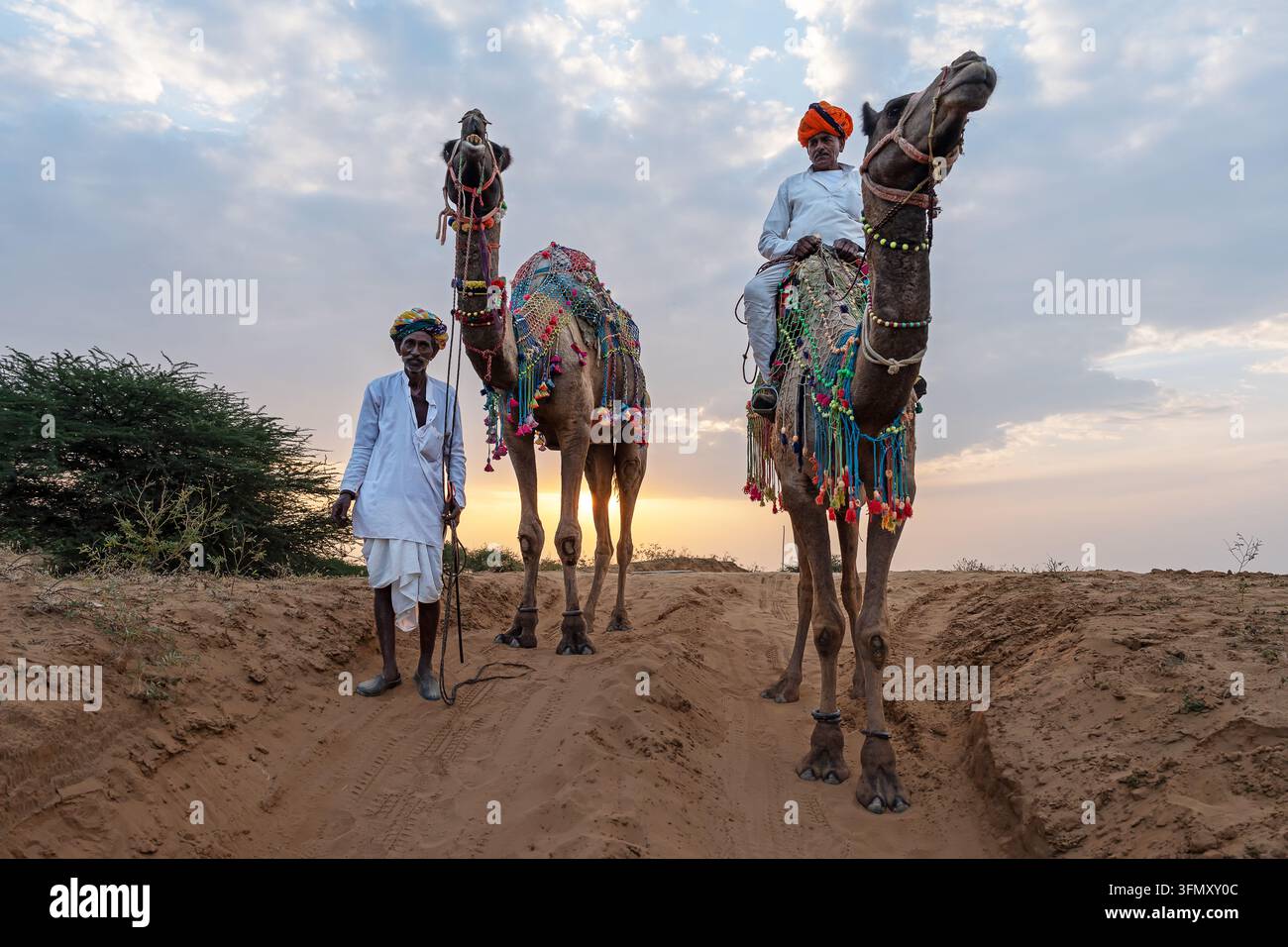 Deux gardiens de chameaux pendant le festival du marché des chameaux Pushkar Mela Banque D'Images