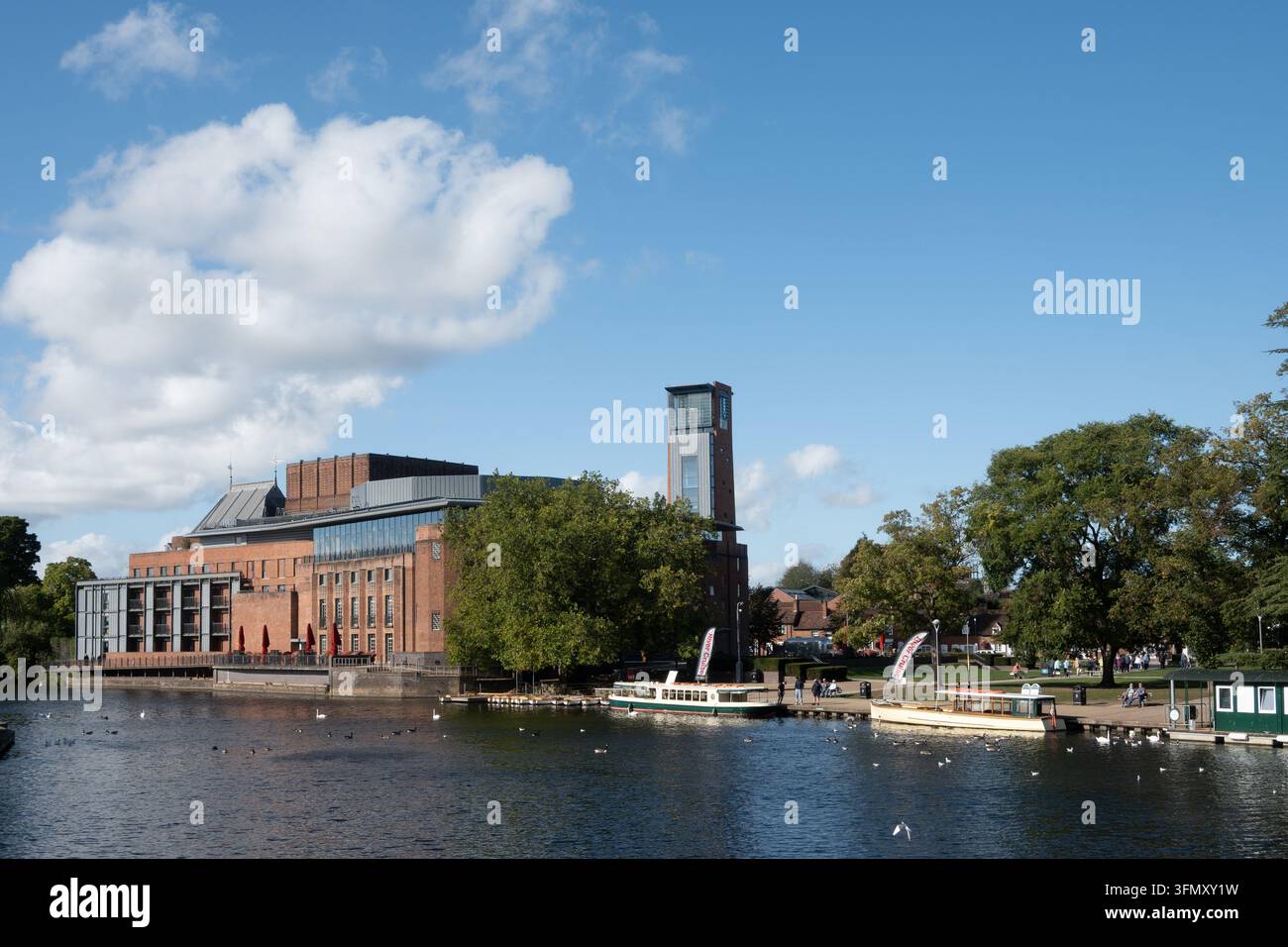 RSC Theatre and River Avon, Stratford-upon-Avon, Warwickshire, Angleterre, Royaume-Uni Banque D'Images