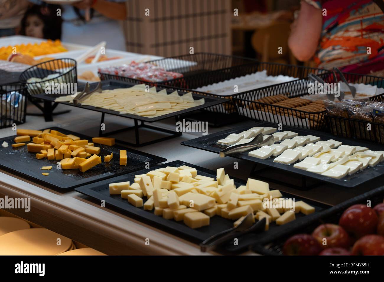 Présentation de dégustation de fromages avec des fromages variés tranchés et coupés en dés Banque D'Images