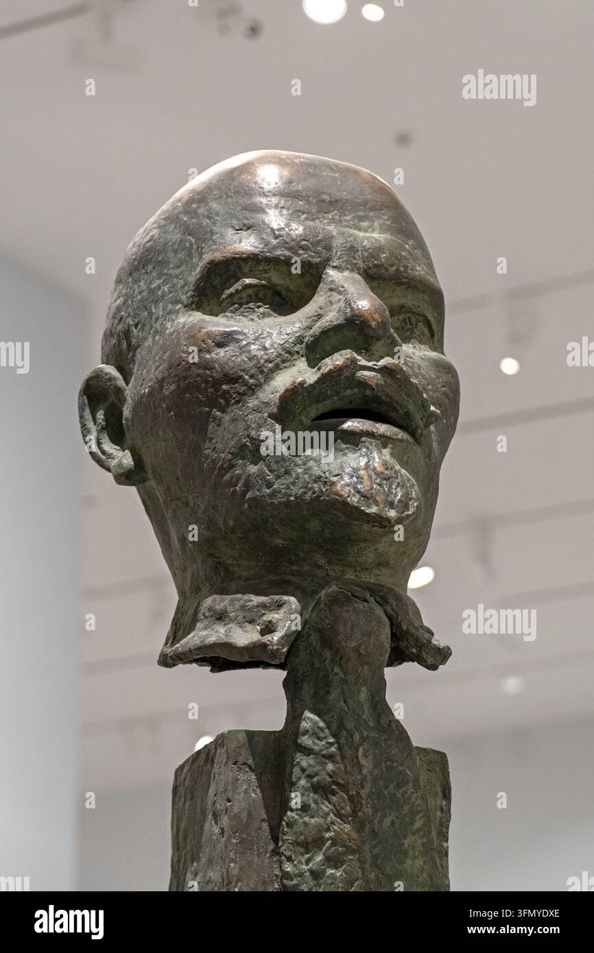 Une sculpture portrait en bronze de Vladimir Lénine créée en 1977 par l'artiste kazakh Erkin Mergenov au Musée des Arts d'Almaty Banque D'Images