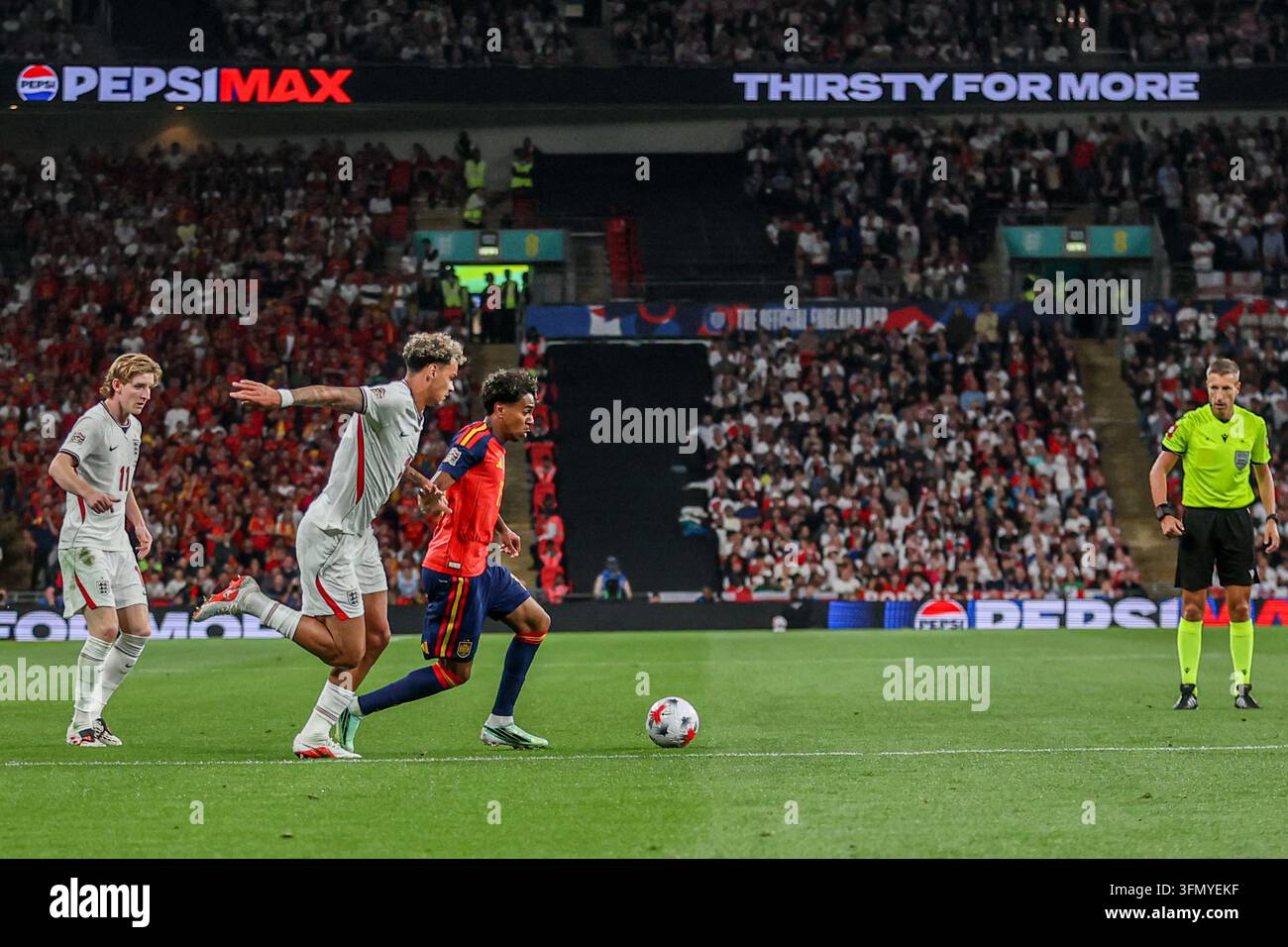 LONDRES, ANGLETERRE - 26 SEPTEMBRE : Anthony Gordon, Nico O'Reilly, Lamine Yamal lors du match de la première journée de l'UEFA Nations League 2026/2027 entre l'Angleterre Banque D'Images