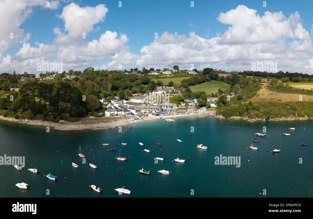 Panorama aérien du site touristique populaire de Helford Passage dans les Cornouailles, Royaume-Uni, avec des voiliers et des yachts amarrés sur le Helford R Banque D'Images
