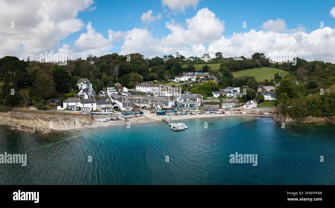 Panorama aérien du paysage de la destination touristique populaire de Helford Passage dans les Cornouailles, au Royaume-Uni, avec des voiliers et des yachts le long du passager Banque D'Images