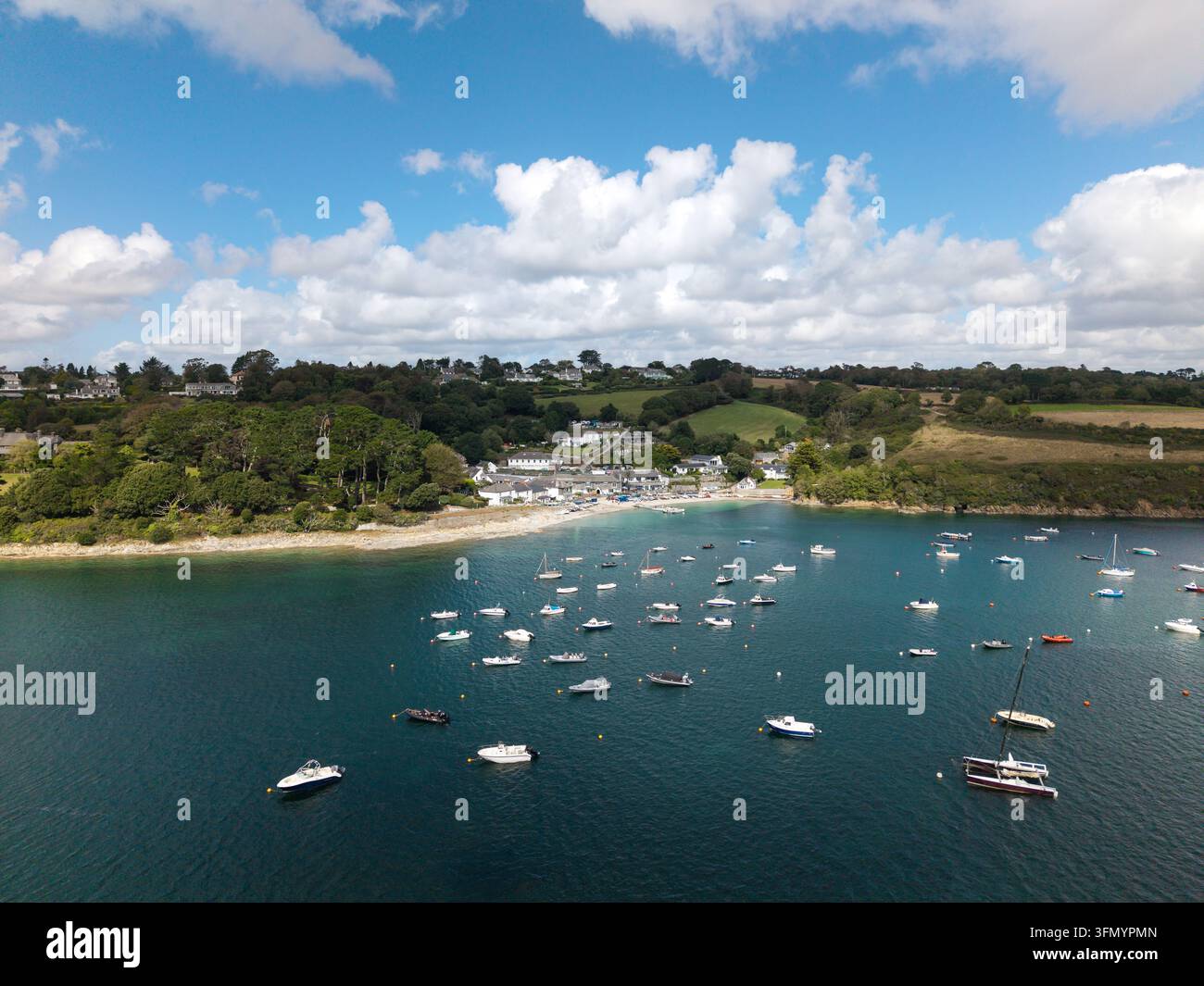 Panorama aérien du site touristique populaire de Helford Passage dans les Cornouailles, Royaume-Uni, avec des voiliers et des yachts amarrés sur le Helford R Banque D'Images