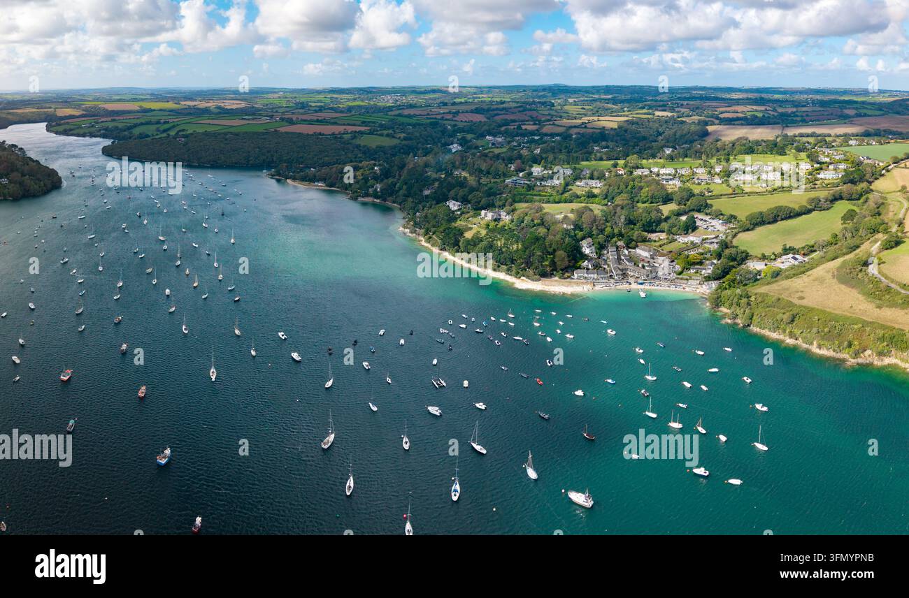Panorama aérien du site touristique populaire de Helford Passage dans les Cornouailles, Royaume-Uni, avec des voiliers et des yachts amarrés sur le Helford R Banque D'Images