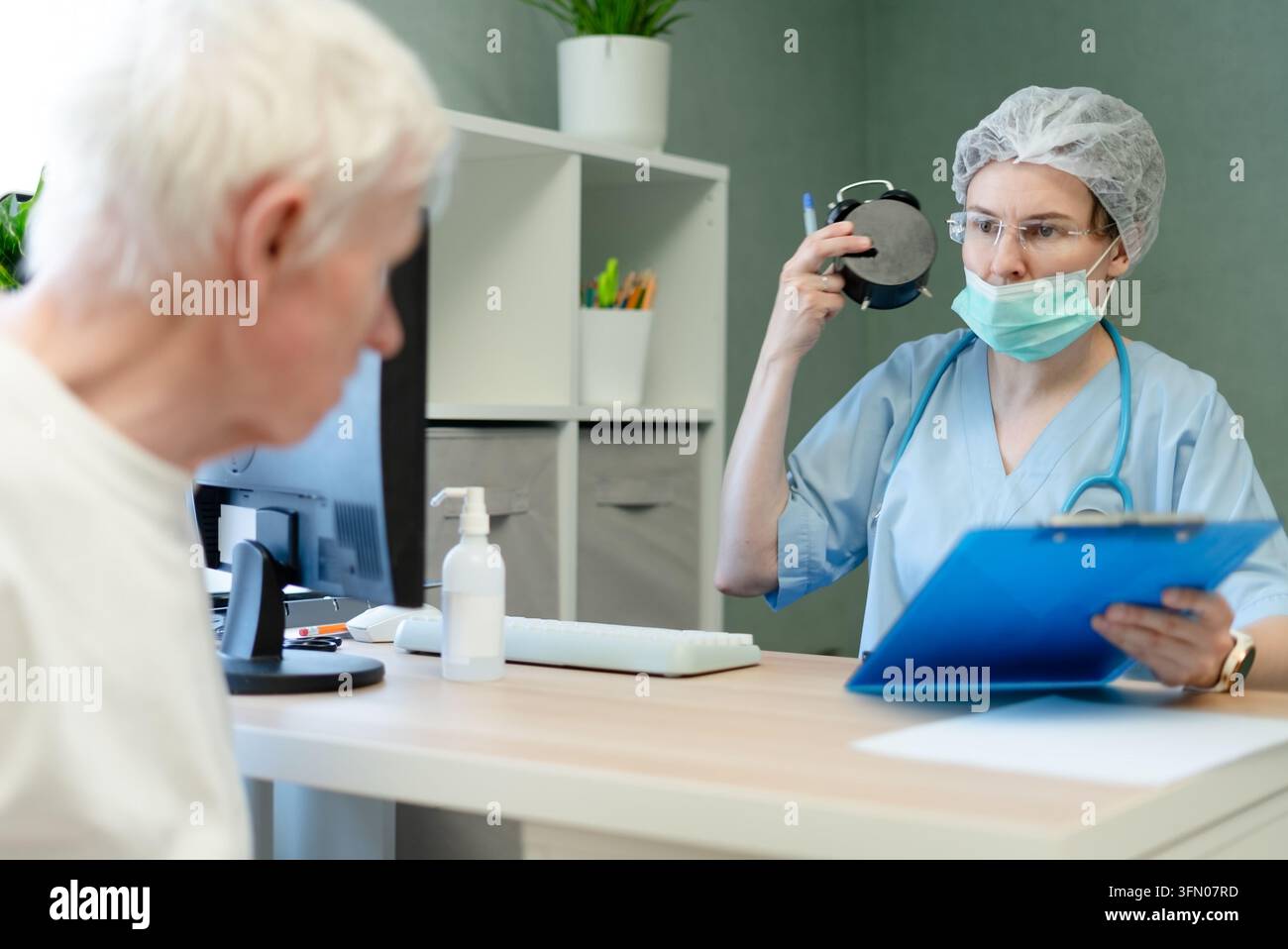 Médecin tenant un réveil lors d'une consultation médicale sérieuse. Médecin concentré soulignant une question de santé urgente. Professionnel de santé pressé montrant l'importance d'un traitement rapide Banque D'Images