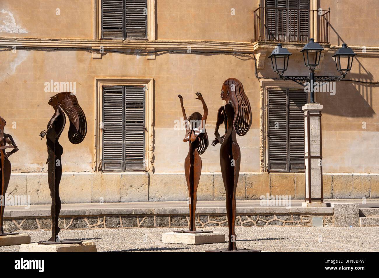 La ville d'Artà au nord-est de Majorque œuvres d'art et sculptures du sculpteur espagnol Miguel Sarasate dans la vieille ville, Placa de l Ajuntament il a également son atelier à Artà Baléares, Espagne, Artà *** La ville d'Artà au nord-est de Majorque œuvres d'art et sculptures du sculpteur espagnol Miguel Sarasate dans la vieille ville, Placa de l Ajuntament il a également son atelier à Artà Îles Baléares, Espagne, Artà Banque D'Images