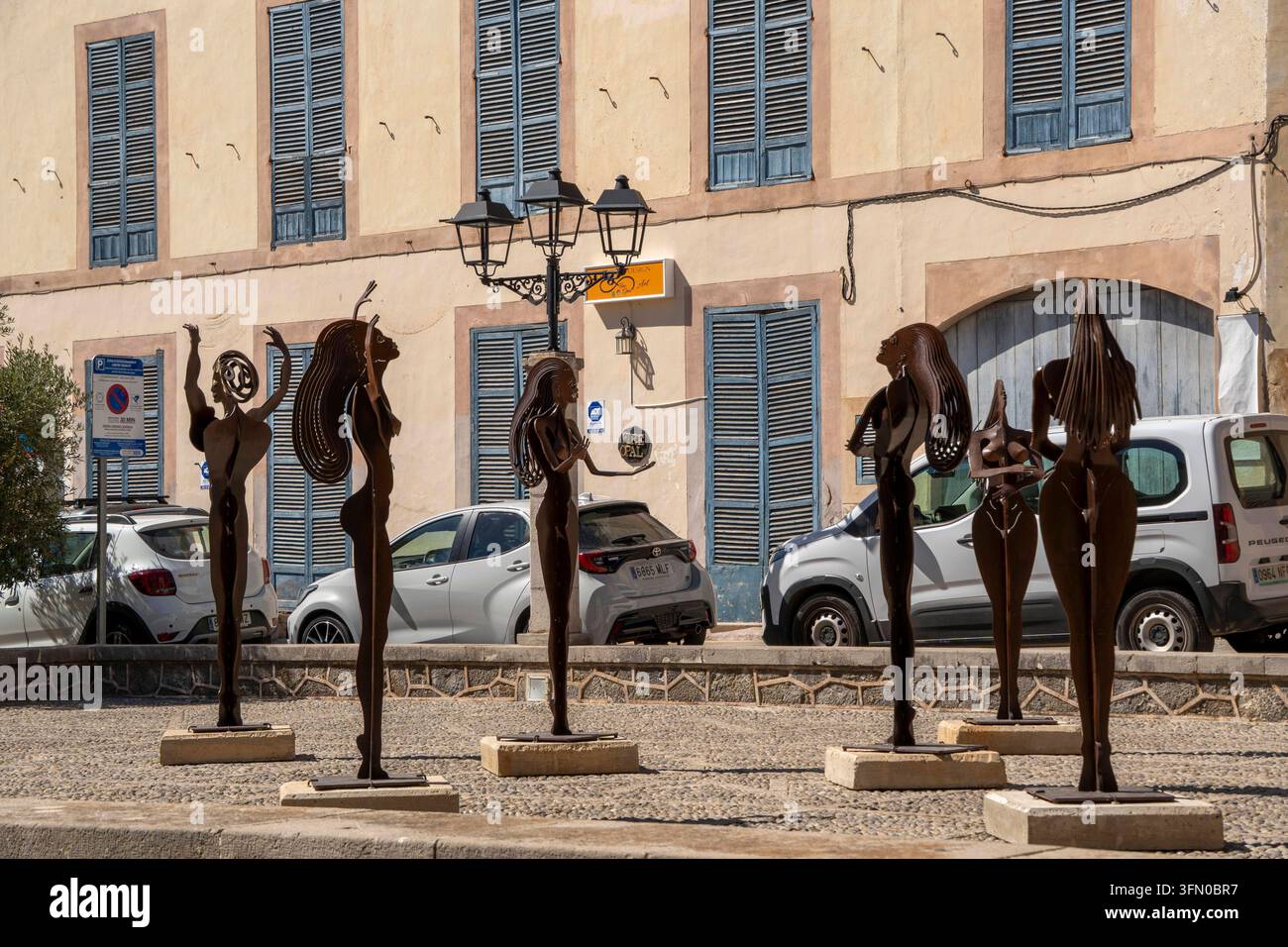 La ville d'Artà au nord-est de Majorque œuvres d'art et sculptures du sculpteur espagnol Miguel Sarasate dans la vieille ville, Placa de l Ajuntament il a également son atelier à Artà Baléares, Espagne, Artà *** La ville d'Artà au nord-est de Majorque œuvres d'art et sculptures du sculpteur espagnol Miguel Sarasate dans la vieille ville, Placa de l Ajuntament il a également son atelier à Artà Îles Baléares, Espagne, Artà Banque D'Images