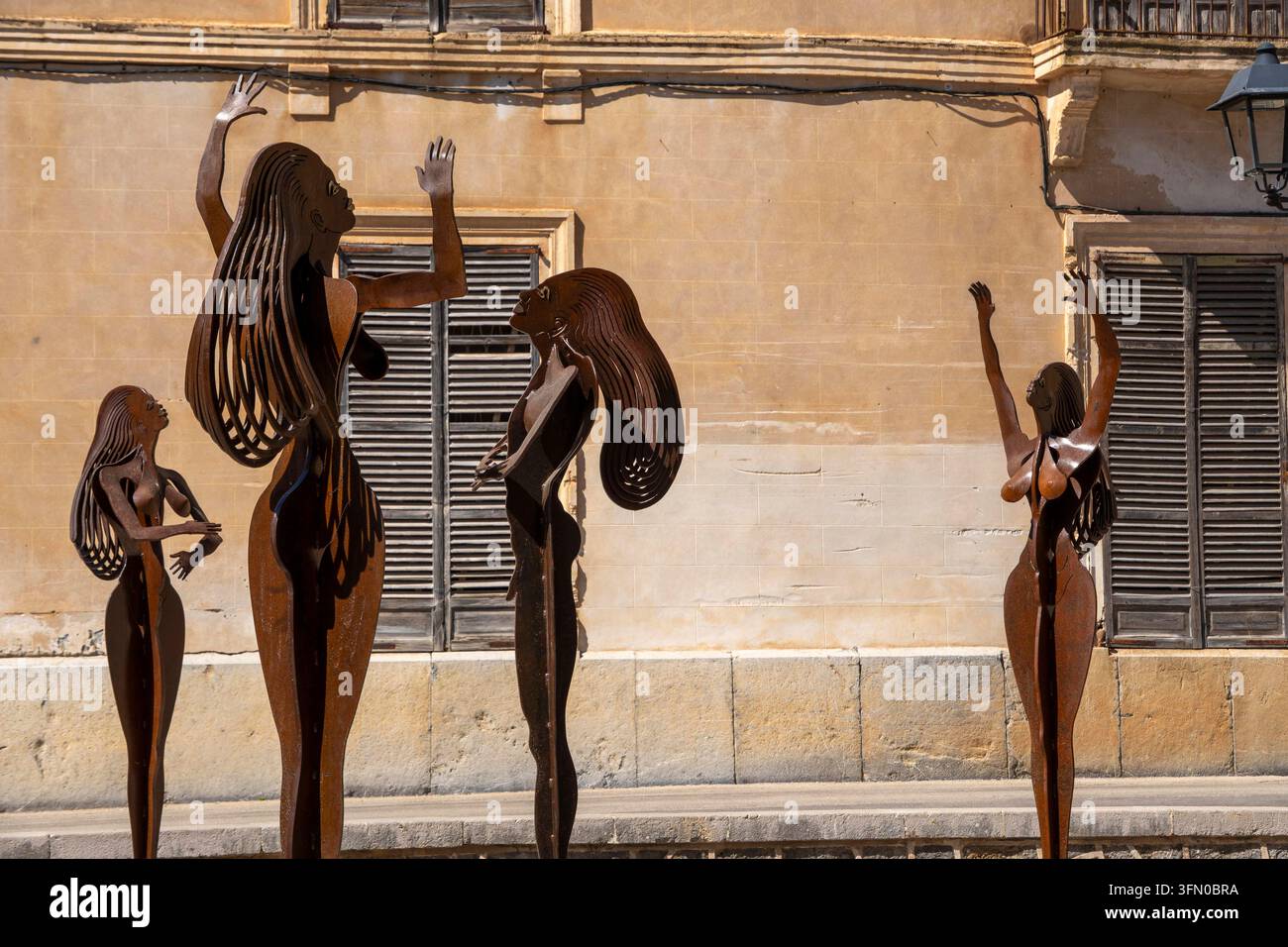 La ville d'Artà au nord-est de Majorque œuvres d'art et sculptures du sculpteur espagnol Miguel Sarasate dans la vieille ville, Placa de l Ajuntament il a également son atelier à Artà Baléares, Espagne, Artà *** La ville d'Artà au nord-est de Majorque œuvres d'art et sculptures du sculpteur espagnol Miguel Sarasate dans la vieille ville, Placa de l Ajuntament il a également son atelier à Artà Îles Baléares, Espagne, Artà Banque D'Images