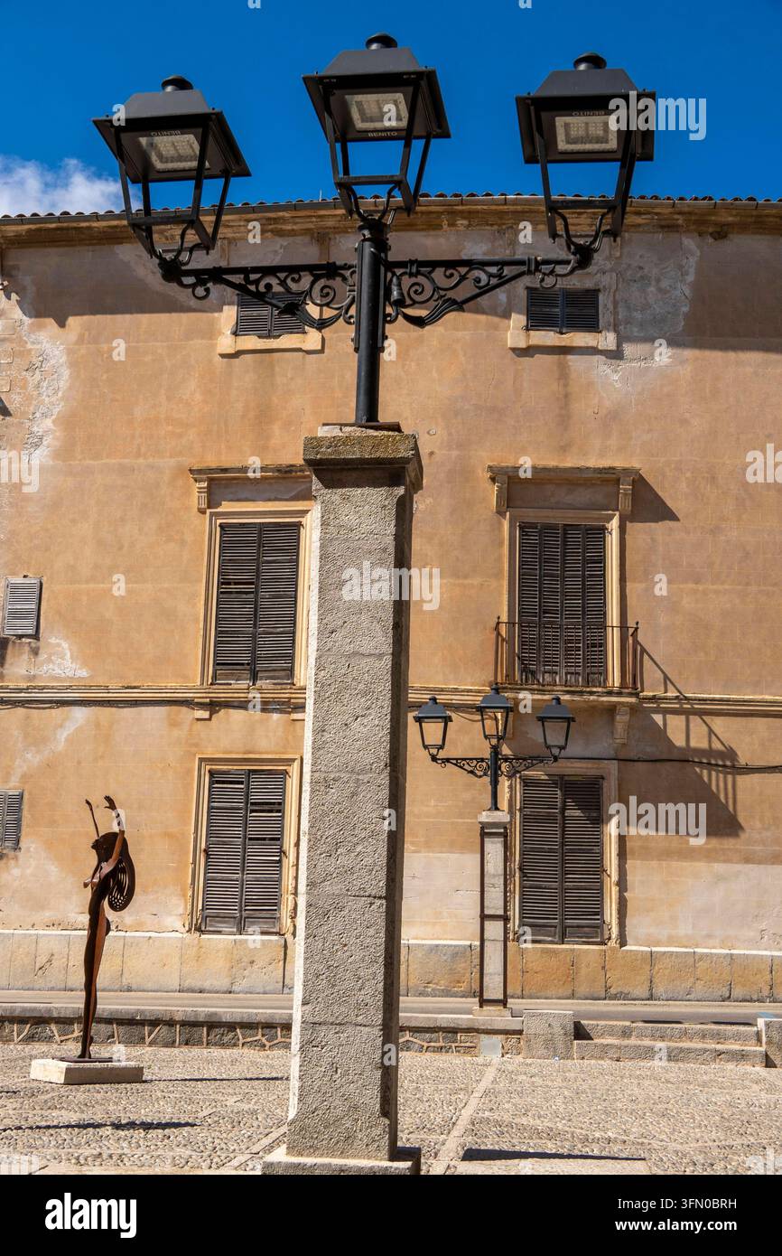 La ville d'Artà au nord-est de Majorque œuvres d'art et sculptures du sculpteur espagnol Miguel Sarasate dans la vieille ville, Placa de l Ajuntament il a également son atelier à Artà Baléares, Espagne, Artà *** La ville d'Artà au nord-est de Majorque œuvres d'art et sculptures du sculpteur espagnol Miguel Sarasate dans la vieille ville, Placa de l Ajuntament il a également son atelier à Artà Îles Baléares, Espagne, Artà Banque D'Images