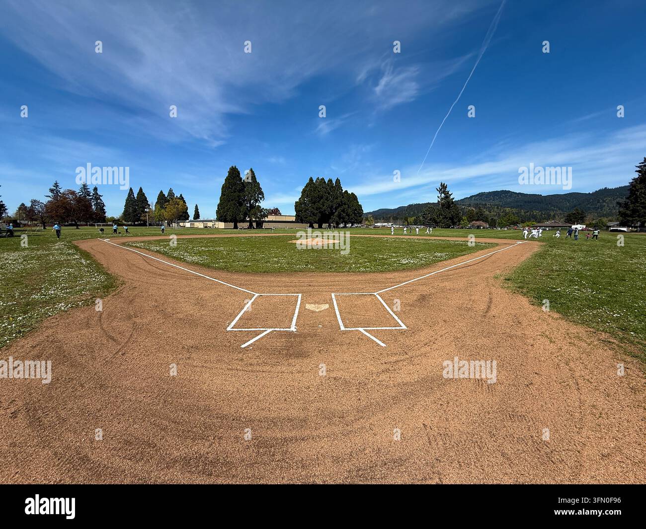 Champ de baseball par une belle journée de printemps en Oregon Banque D'Images