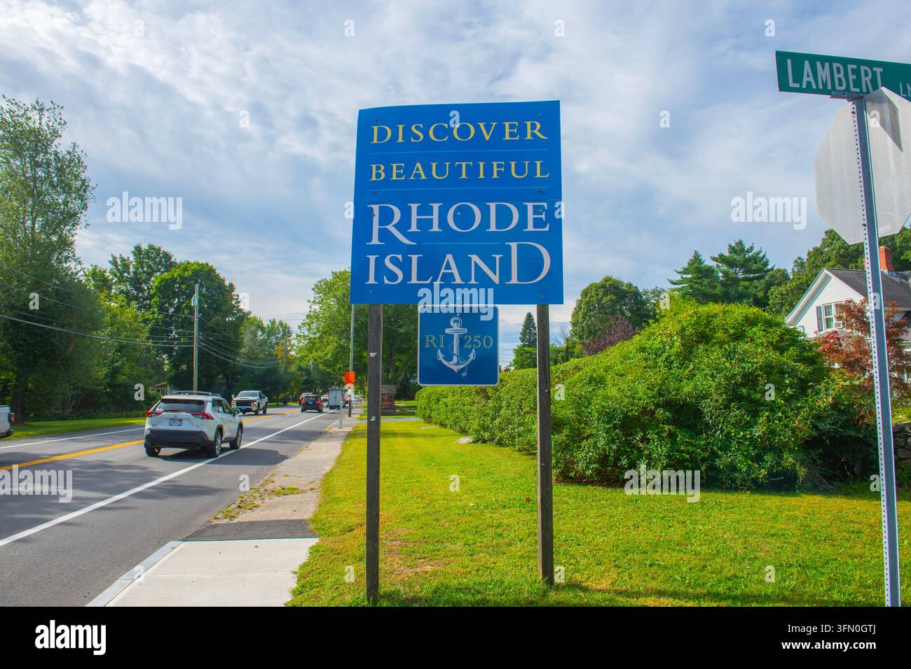 Panneau d'entrée de l'État de Rhode Island "Découvrez la belle Rhode Island" avec fond bleu sur Wilbur Avenue dans la ville historique de Warren, Rhode Island RI Banque D'Images