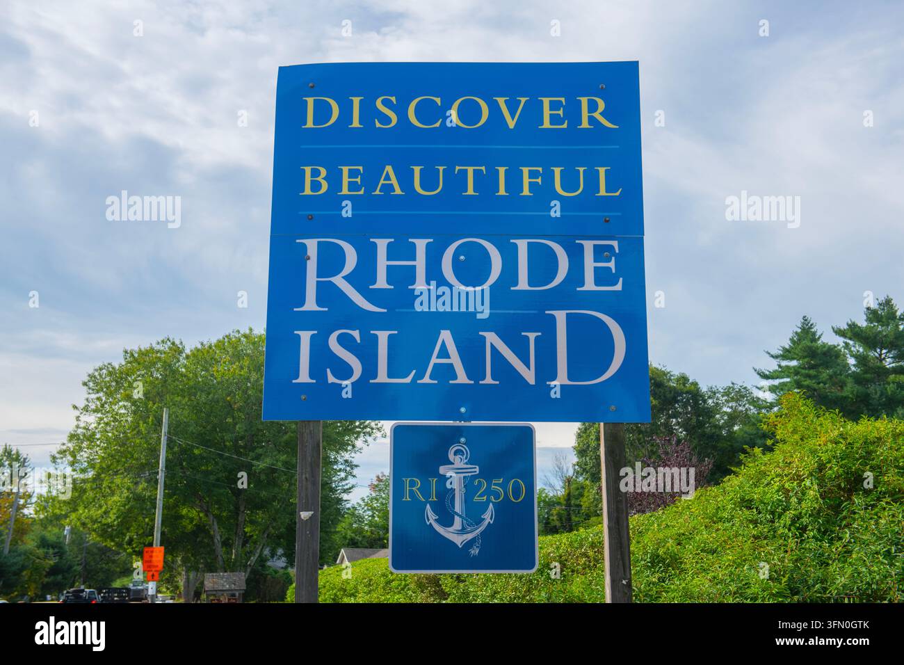 Panneau d'entrée de l'État de Rhode Island "Découvrez la belle Rhode Island" avec fond bleu sur Wilbur Avenue dans la ville historique de Warren, Rhode Island RI Banque D'Images